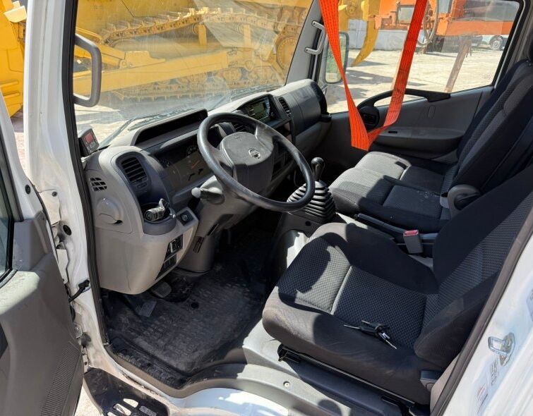 - CAB NISSAN CABSTAR NT400